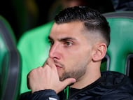 Rafa Mir en el banquillo durante un partido de liga