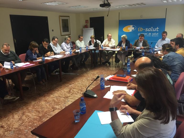Reunión entre IbSalud y sindicatos