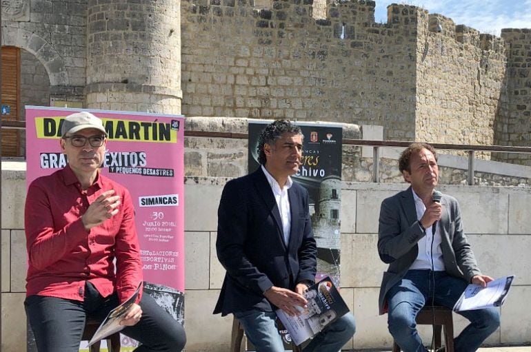 El alcalde de Simancas, Alberto Plaza (C), el consejero de Pandora Producciones, Juanjo Rodríguez (D), y el coordinador de la programación, Mario del Campo (I), durante la presentación del ciclo musical &#039;Atardeceres en el Archivo&#039; que tendrá lugar en la l