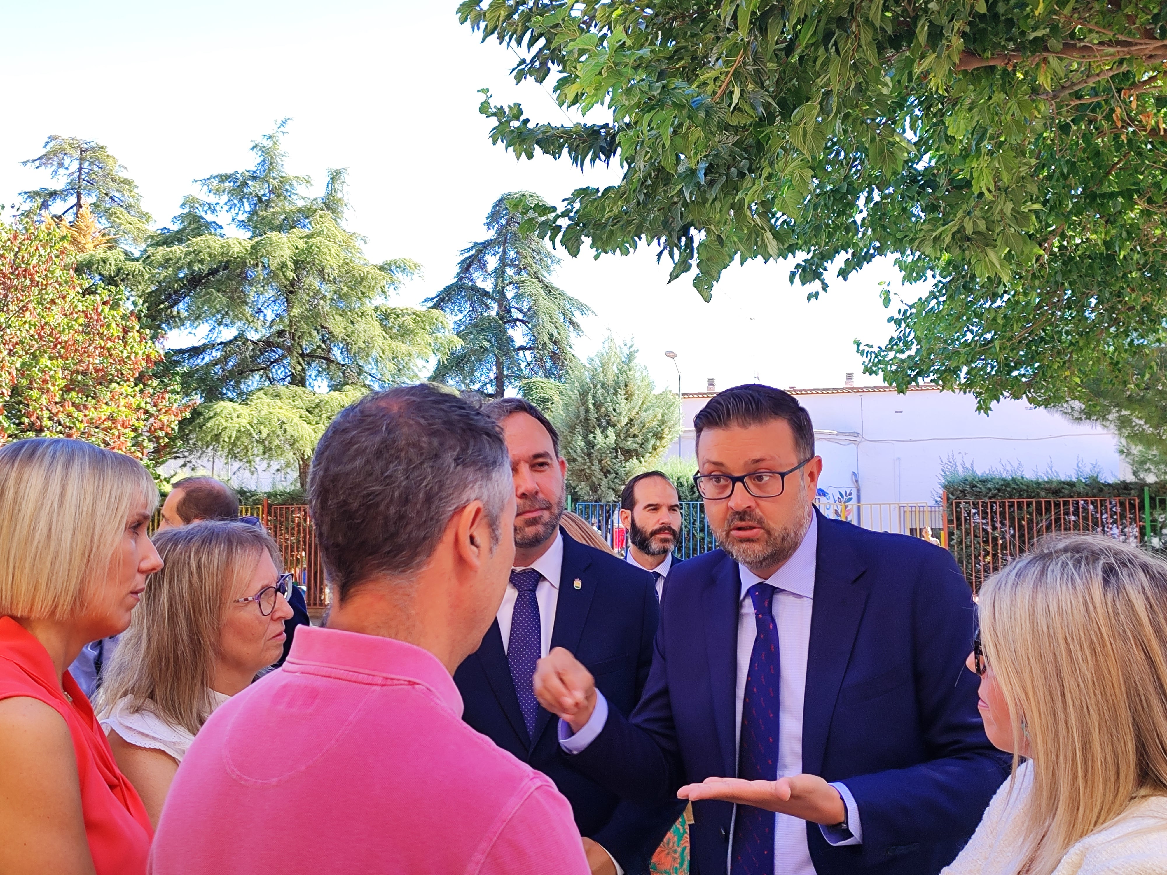 El consejero de Educación, Cultura y Deportes, Amador Pastor, en Tomelloso unto con el alcalde de la localidad, Javier Navarro, y el resto de autoridades