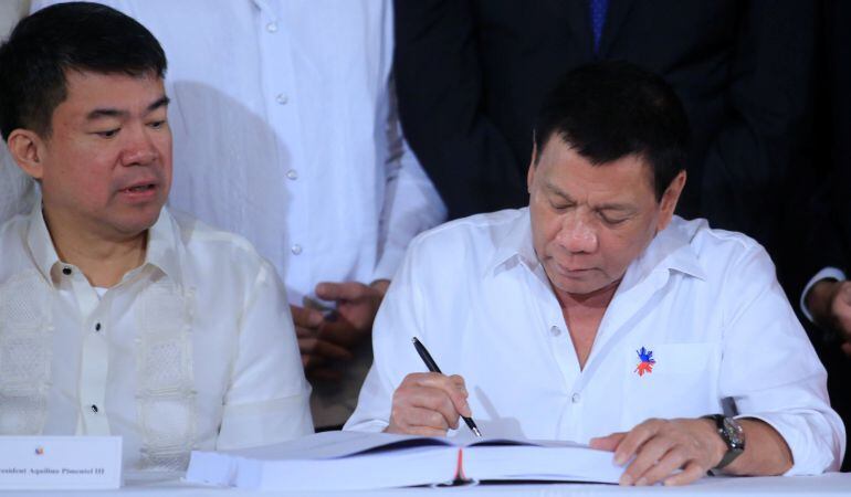 Duterte firmando los presupuestos de Filipinas para 2017.