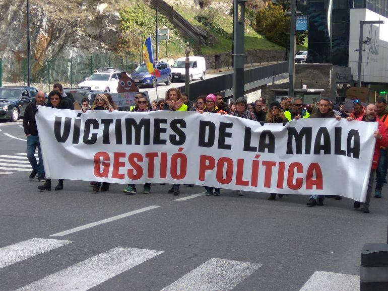 Uns 500 funcionaris s'han manifestat avui pel centre comercial del país abans de presentar la demanda contra el Govern pel decret dels serveis mínims.