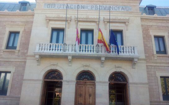 Las banderas a media asta en la Diputación Provincial de Cuenca.