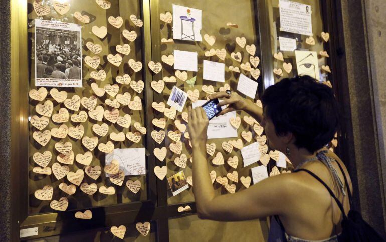 El escaparate del Café Comercial lleno de corazones la noche de su cierre, el 27 de julio de 2015.