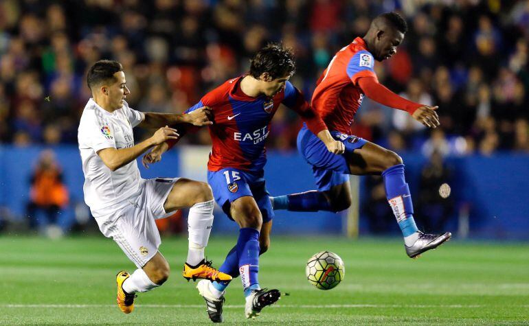  El defensa argentino del Levante Lucas Orban  intenta escaparse de Lucas Vázquez 