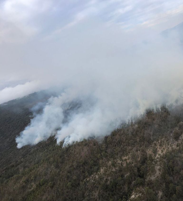 Tres helicópteros se unen a las labores de extinción del incendio en Tenerife