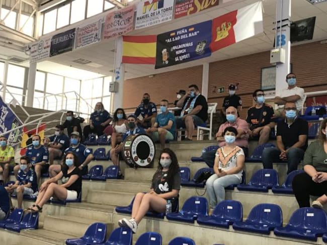 Algunos de los representantes de las peñas del club azulón