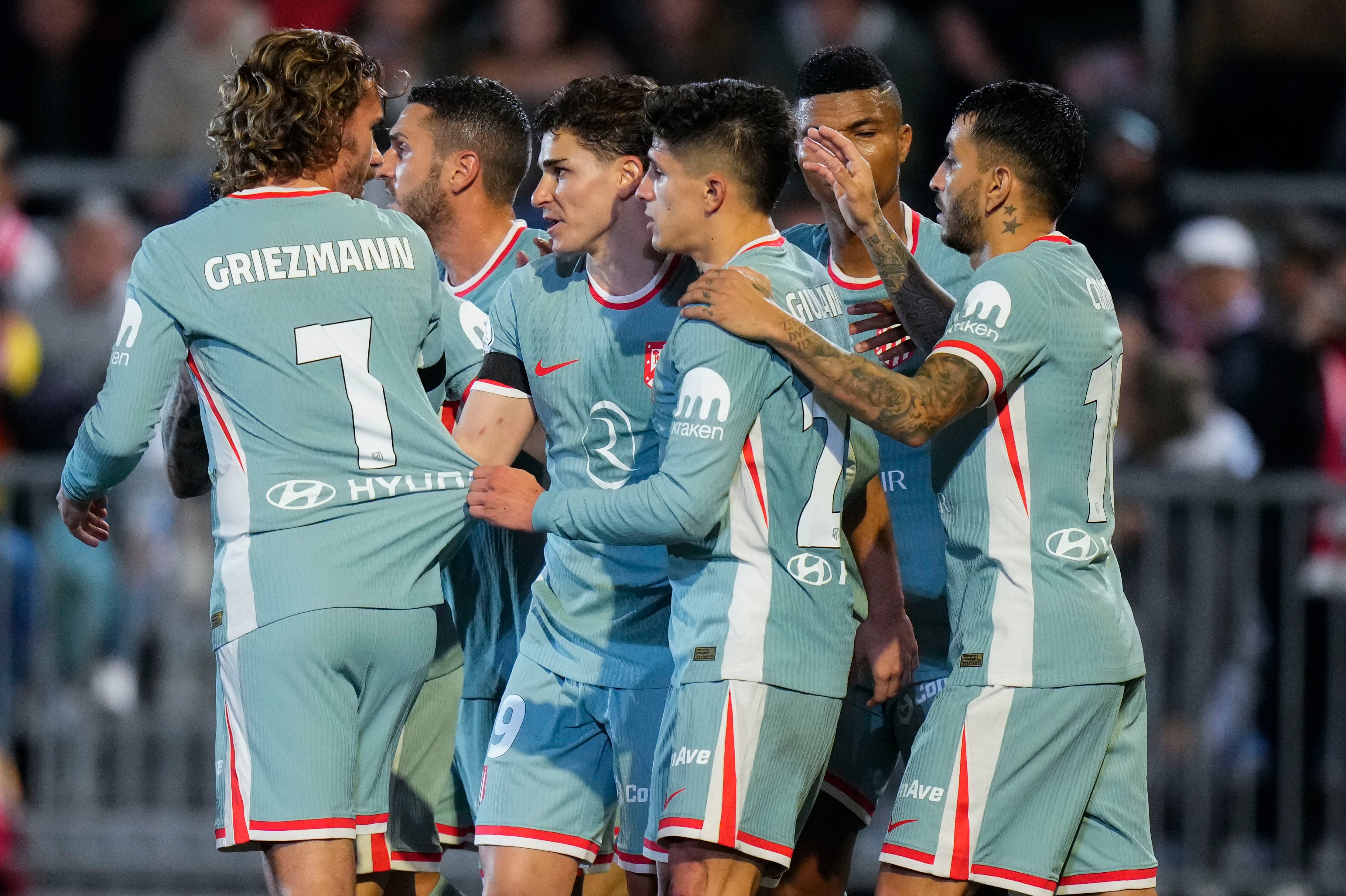 VIC (CATALUÑA), 31/10/2024.- Los jugadores del Atlético felicitan a Julián Álvarez (3-i) tras marcar ante el Vic, durante el partido de la Copa del Rey que UE Vic y Atlético de Madrid disputan este jueves en el estadio Hipòlit Planàs. EFE/Siu Wu
