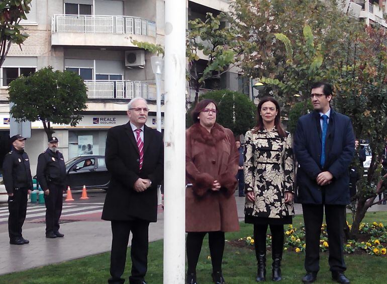 Representantes de las Administraciones de Ciudad Real, durante el acto de izada de la bandera en la Plaza de la Constitución