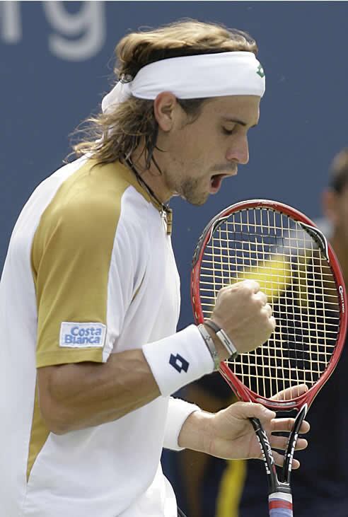 David Ferrer celebra un punto ante el argentino Chela