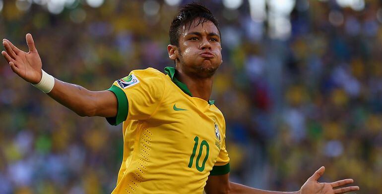 Neymar celebra un gol con Brasil