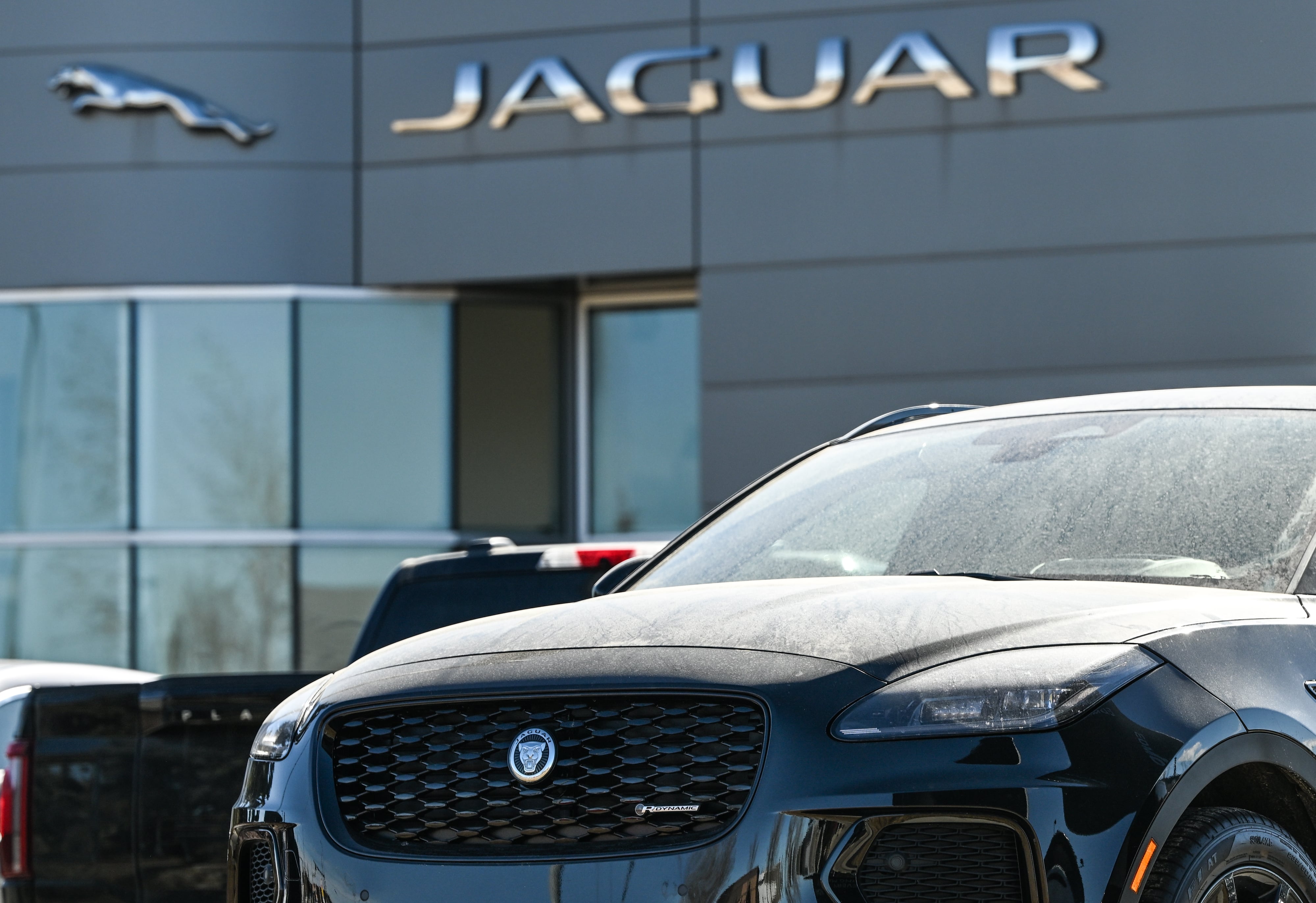 La automovilística Jaguar Land Rover ha sido la última en anunciar que suspenderá sus envíos de abril al país por los aranceles impuestos por Trump.