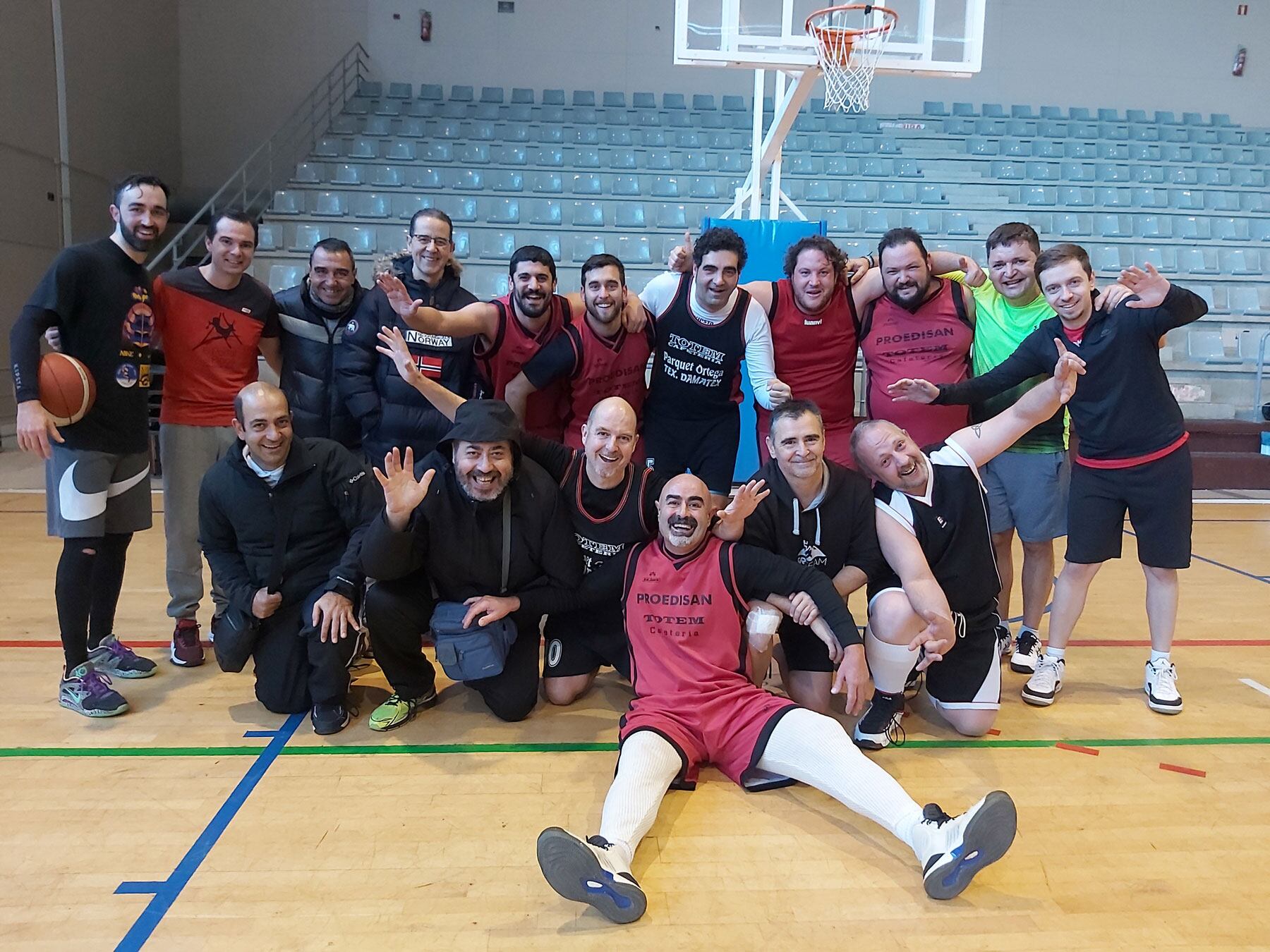 Los componentes del Cafetería Tótem que han participado en el partido homenaje por sus 25 años en la liga local