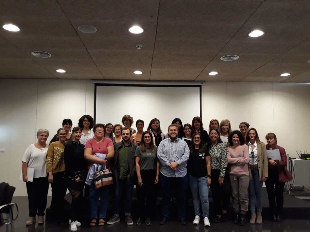 Mariano Valera junto a representantes del Consejo de las Mujeres