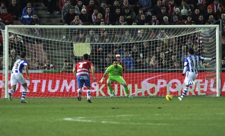 GRA254. GRANADA, 11/01/2015.- El delantero de la Real Sociedad Carlos Vela (d) se dispone a tirar el penalti, que ha supuesto el primer gol para el equipo, frente al portero del Granada, Oier Olazábal (2d), durante el partido de la decimoctava jornada de liga en Primera División que se disputa esta tarde en el estadio Nuevo Los Cármenes de Granada. EFE/Miguel Angel Molina