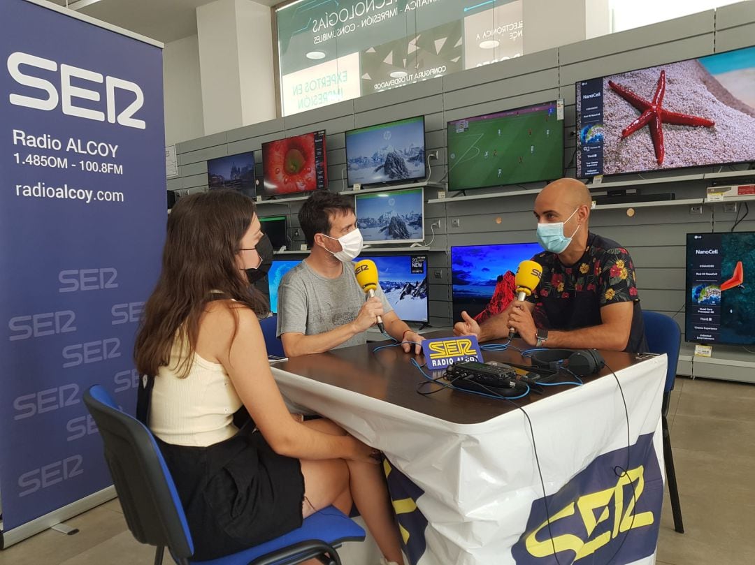 Patri Vicens y Rubén Porras en Elecrodomésticos Bertomeu