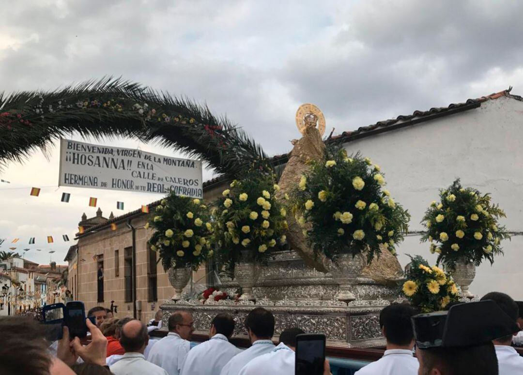 La Virgen de la Montaña durante una de sus bajadas a la ciudad de Cáceres