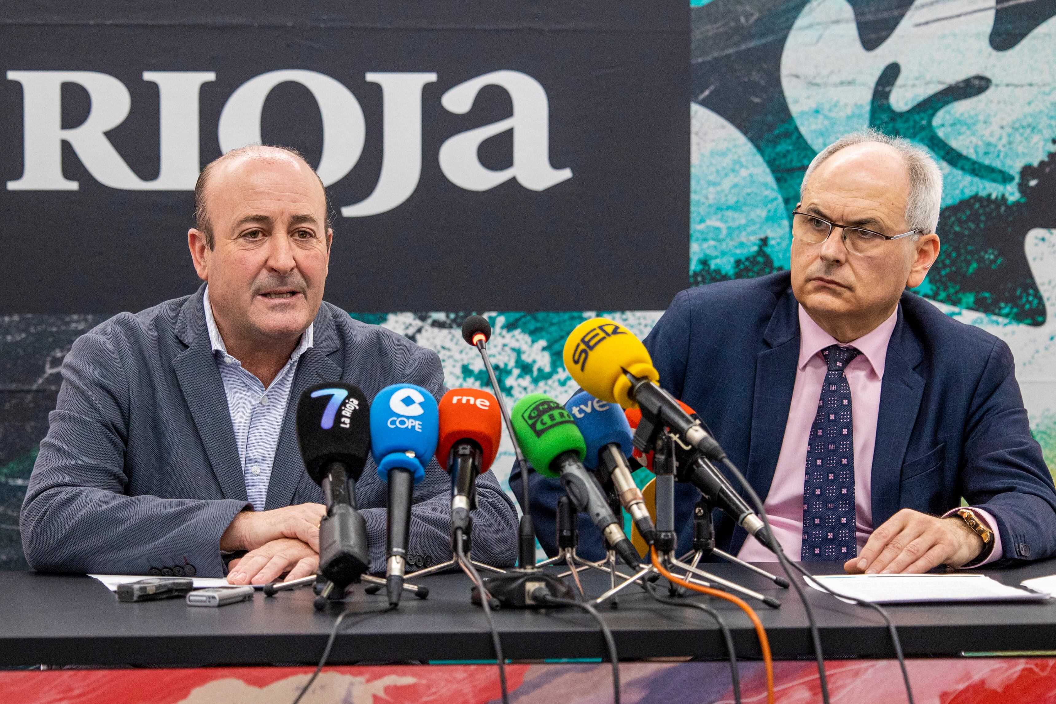 LOGROÑO 13/03/2023.- El presidente del Consejo Regulador del Vino de La Rioja, Fernando Ezquerro (i), ofrece una rueda de prensa al término del pleno y de la interprofesional del Vino de Rioja, junto al director general del organismo, José Luis Lapuente, este lunes en Logroño. El Pleno del Consejo Regulador de la Denominación de Origen Calificada (DOCA) Rioja ha aprobado este lunes un Plan para lograr el reequilibrio entre la oferta y demanda y dinamizar las ventas en el corto plazo, entre cuyas medidas está reducir la producción y maximizar la calidad de los vinos elaborados.- EFE/Raquel Manzanares
