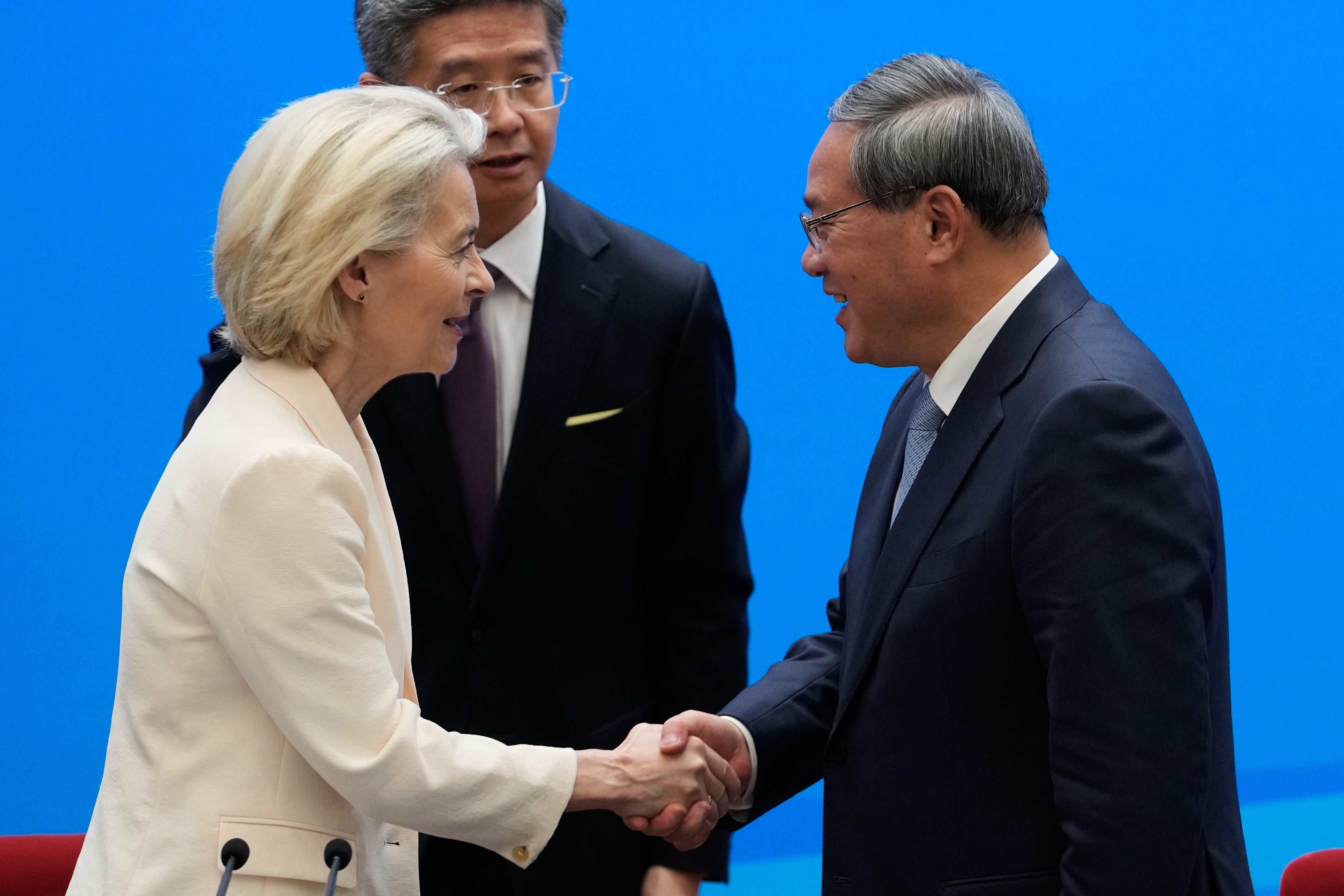 Li Qiang y la presidenta de la Comisión Europea Ursula von der Leyen