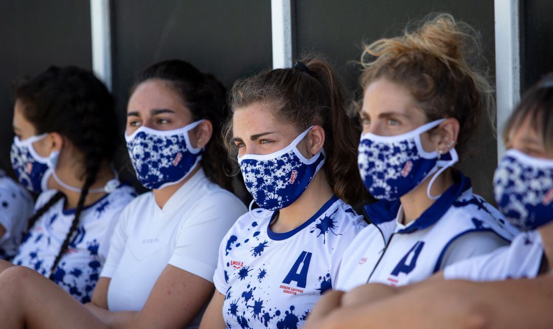 Remeras de Donostia Arraun Lagunal esperan antes de ser llamadas para remar