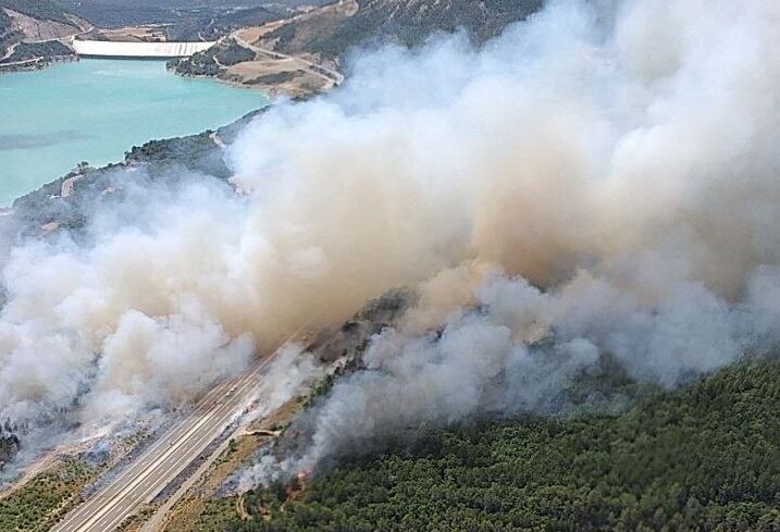 El incendio de Sigüés (Zaragoza) obliga a corta la A-21 entre Jaca (Huesca) y Pamplona