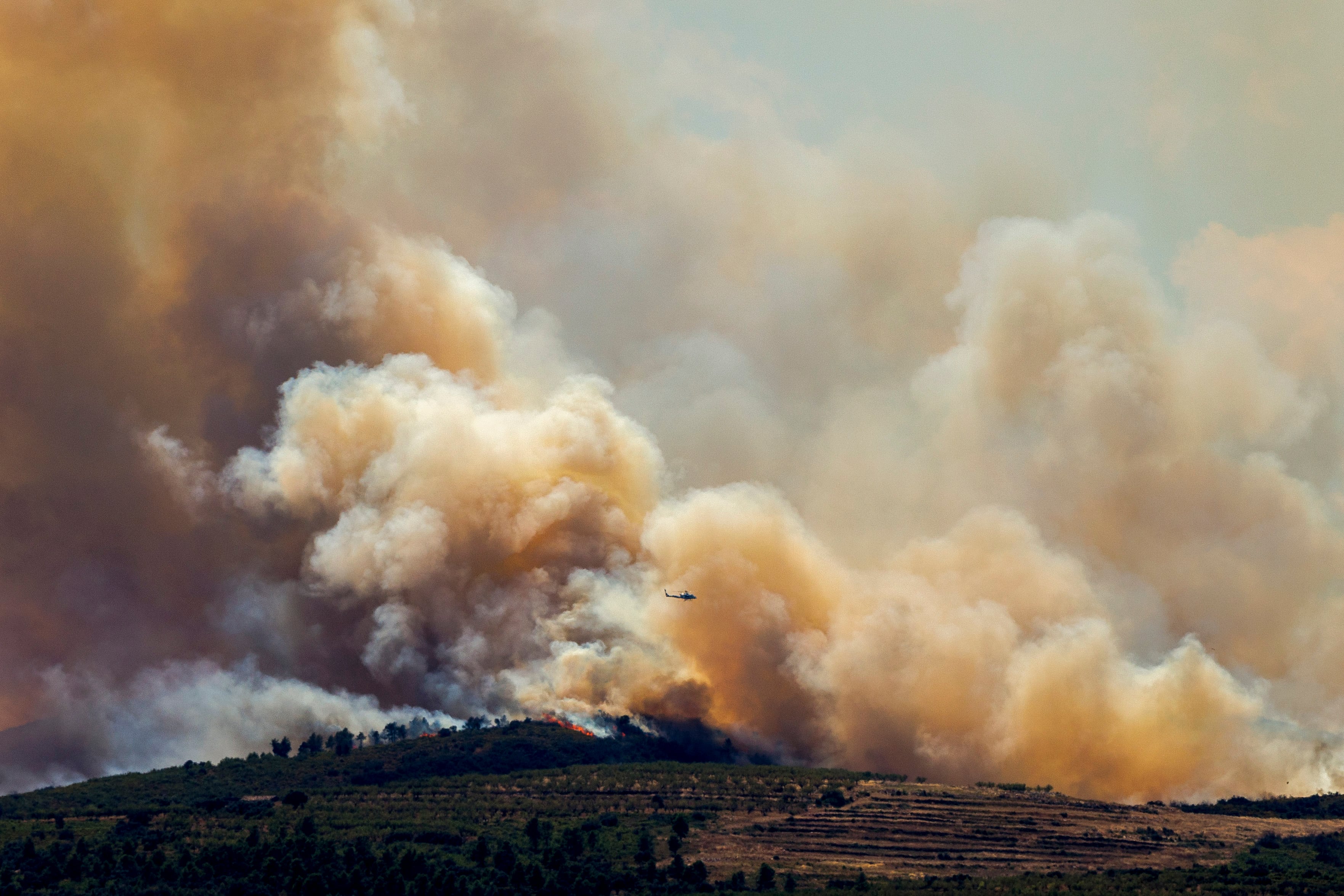 Los servicios de Emergencias de la Generalitat Valenciana han ordenado el confinamiento preventivo de los vecinos de Alcublas (Valencia) por el humo que llega a la zona procedente del incendio originado en Bejís.