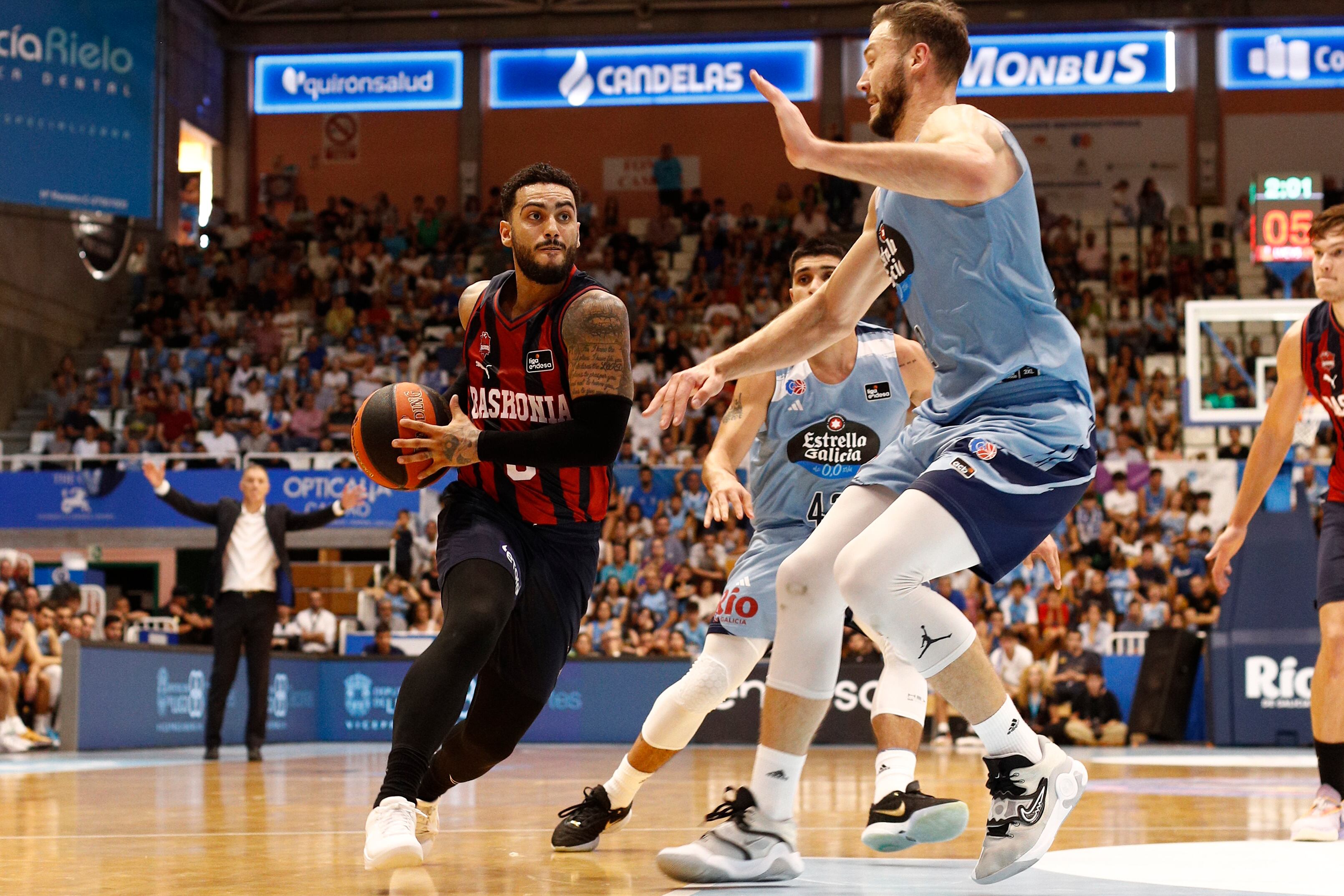 Markus Howard entra a canasta este domingo, durante un partido de la Liga ACB de Baloncesto, entre el Breogán y el Baskonia, en Lugo (Galicia).