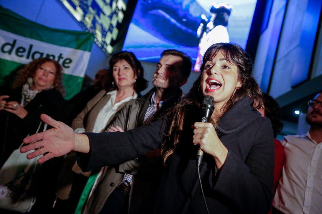 La candidata de Adelante Andalucía a presidir la Junta de Andalucía, Teresa Rodríguez, dirigiéndose a un grupo de simpatizantes en las calles de Almería