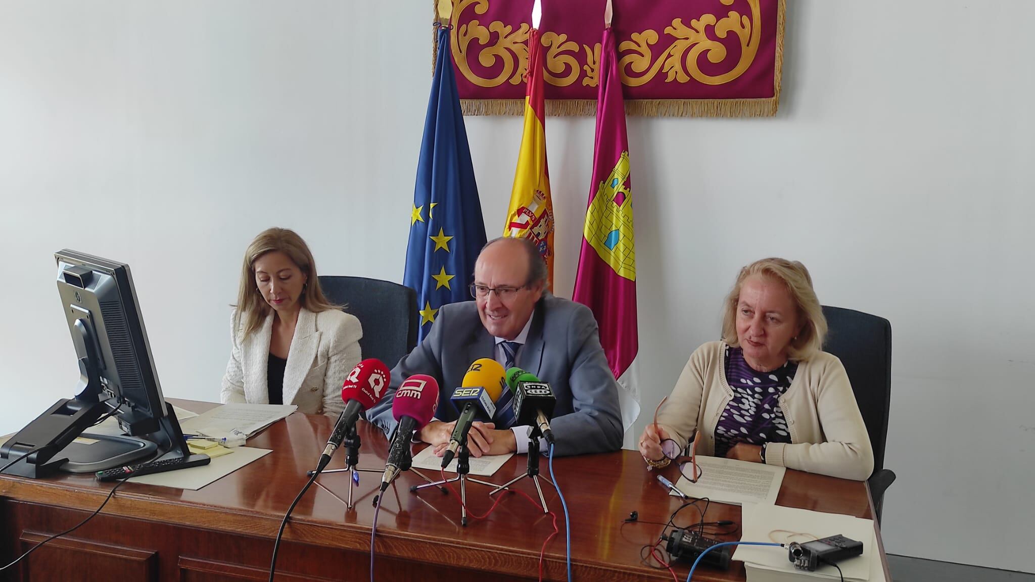 Luis Huete, en el centro, durante la presentación de la memoria de la Fiscalía provincial de 2021