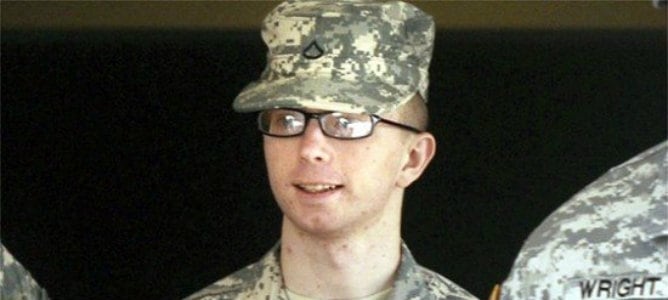 Manning se declaró culpable a través de su abogado de 10 cargos, los menos graves de los 22 de que le acusa el gobierno estadounidense, que le podrían acarrear una condena de 20 años de prisión. Aun así, ha evitado declararse culpable de &quot;ayuda al enemigo