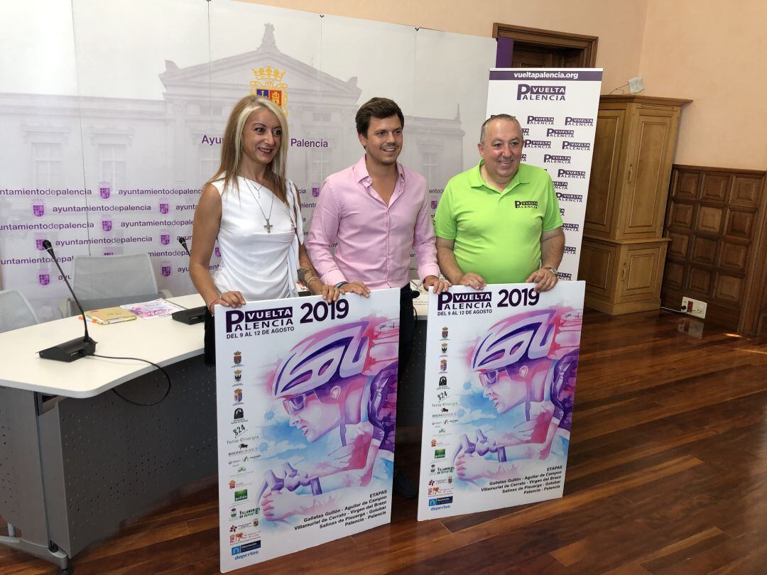 De izqda a dcha: la concejala de Tráfico, Carolina Gómez; el concejal de Deportes, Victor Torres y el Organizador de la Vuelta, Luis Javier Cagigal, del Club Ciclista Montaña Palentina