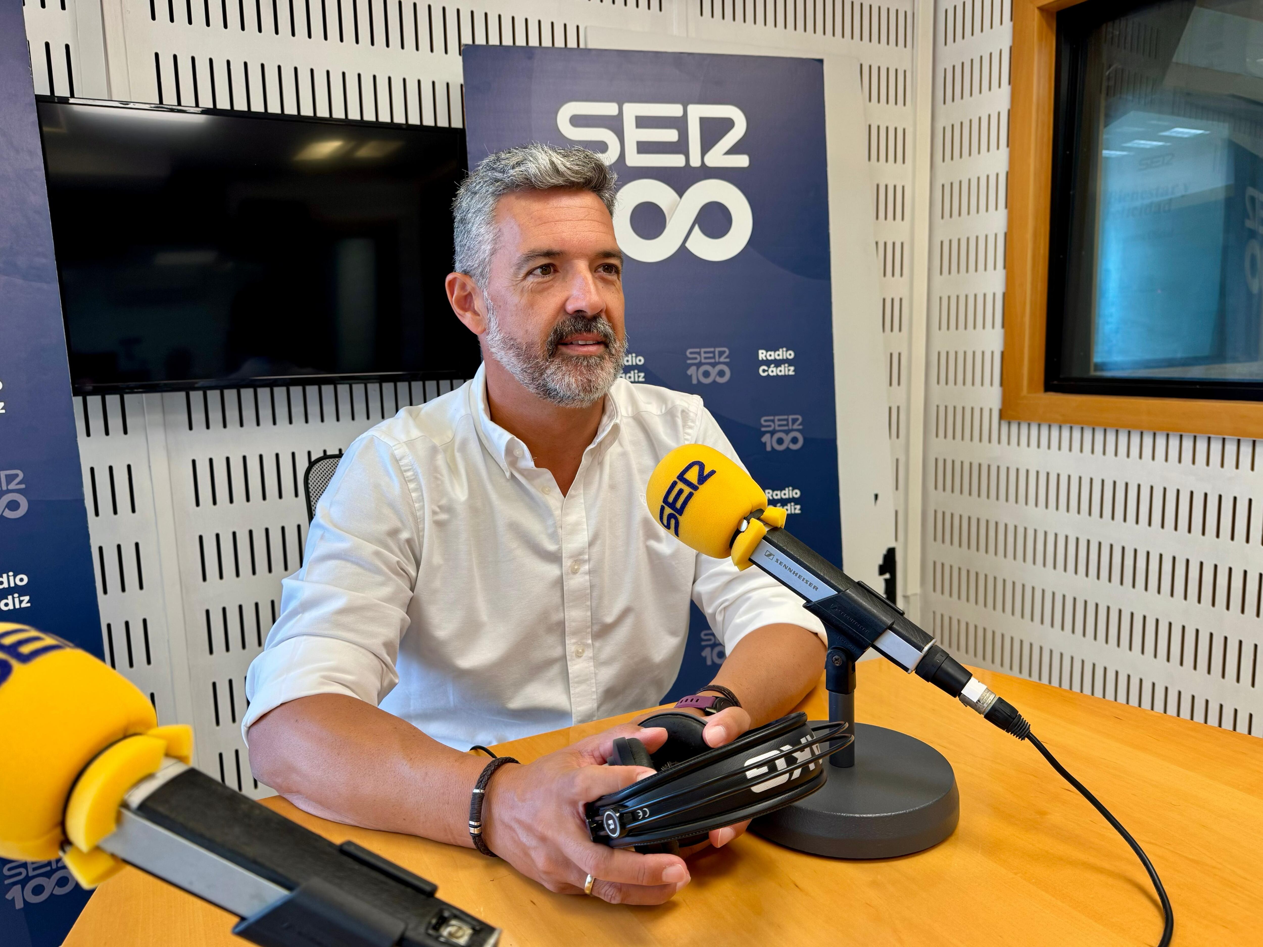 Javier Ruiz Arana, alcalde de Rota. en los estudios de Radio Cádiz