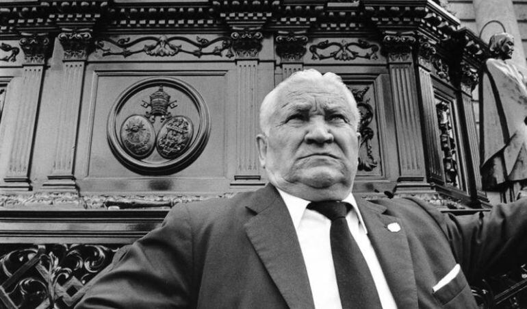 salvador Dorado 'El Penitente', ante el paso del Cristo de la Buena Muerte de la Hermandad de Los Estudiantes