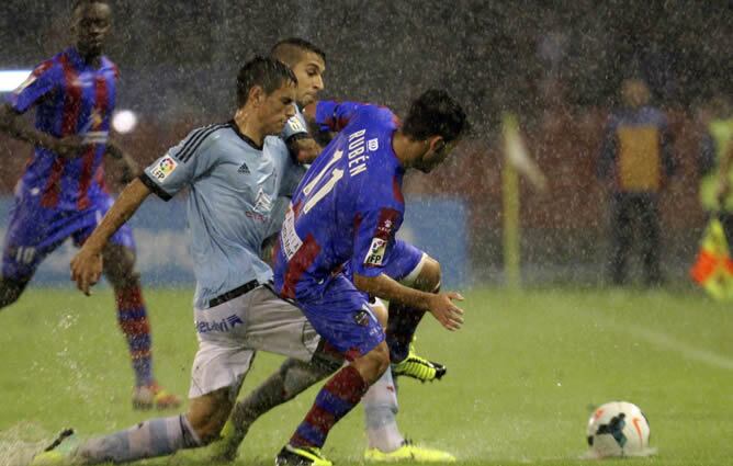 Toni Rodríguez y Rubén García pugnan por un balón bajo la incesante lluvia de Vigo.