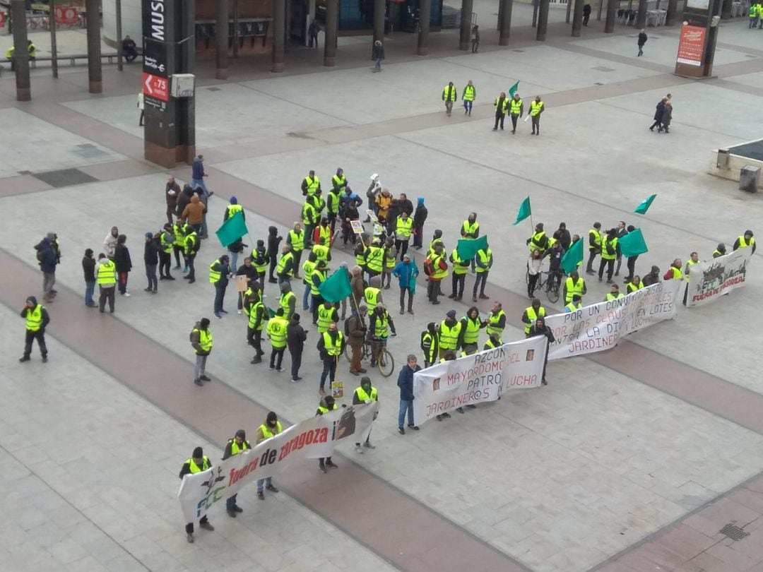 Trabajodores de Parques y Jardines de la empresa FCC concentrados esta mañana en frente al Ayuntamiento de Zaragoza