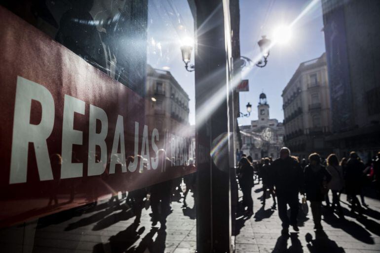 GRA169. MADRID, 30/12/2014.- Vista de la Puerta del Sol madrileña que presentaba hoy gran afluencia de gente propia de la época de compras navideñas. El abaratamiento de los carburantes (principalmente gasolina y gasoil) ha empujado durante la segunda mit