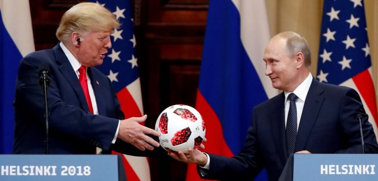 Trump recibe un balón de fútbol del Mundial de Rusia como obsequio de Putin.