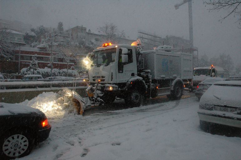 Una màquina llevaneus treballant a barcelona per la nevada de 2010
