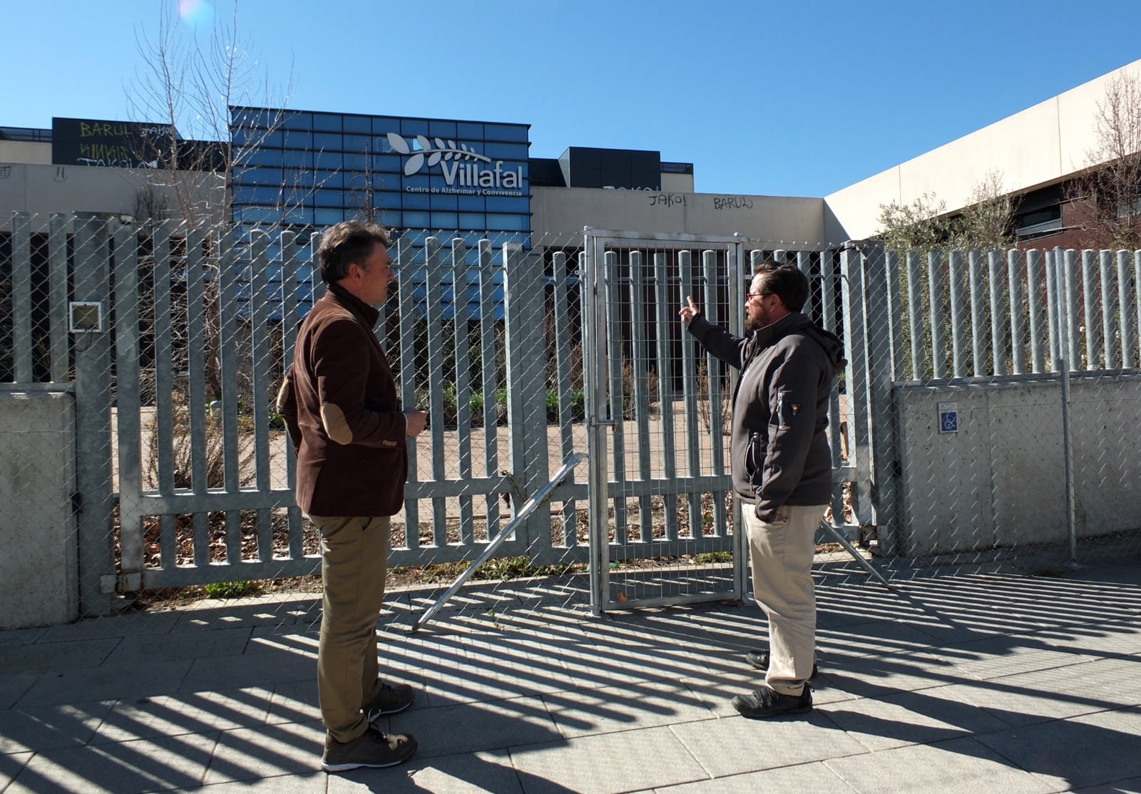 El alcalde de Paracuellos de Jarama, Jorge Alberto Campos visita la residencia abandonada de Villafal