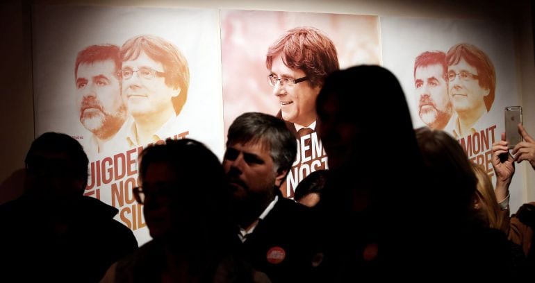 Carteles de los candidatos de Junts per Catalunya en la inauguración de la sede de campaña 