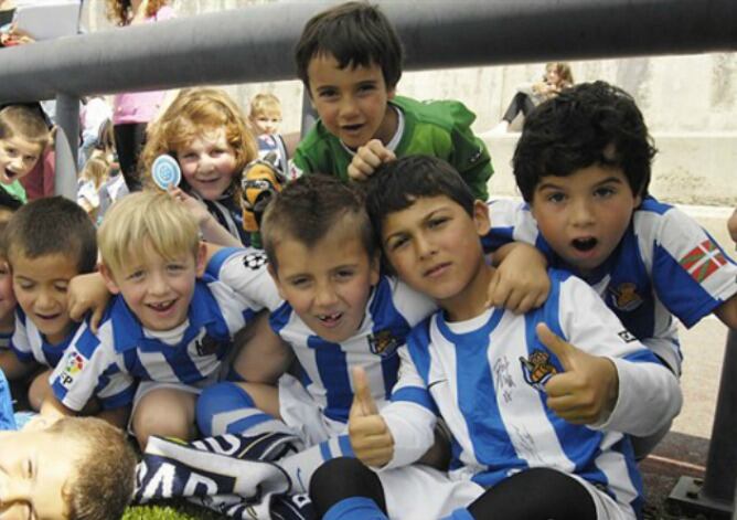 Jóvenes seguidores realistas animan a sus jugadores en la sesión llevada a cabo esta mañana en Lezo