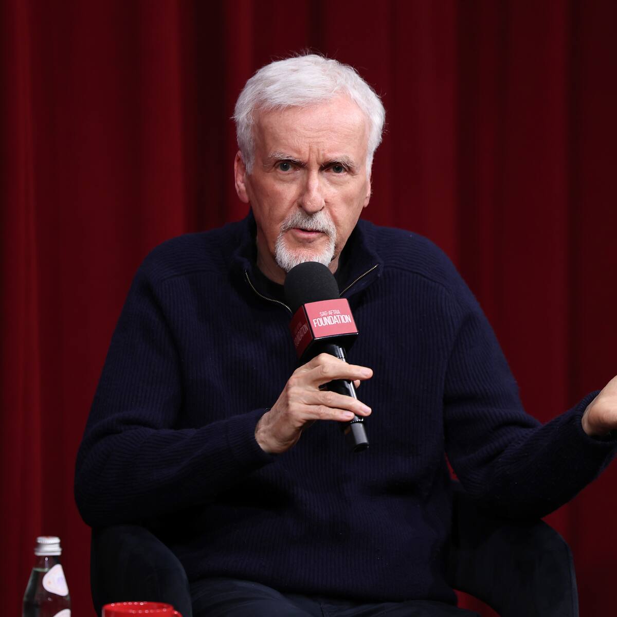 James Cameron, tajante sobre la posible compra de Warner Bros por Netflix: "Será desastroso para el cine"