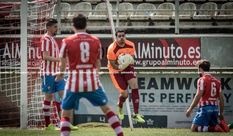 Romero atrapa un balón.