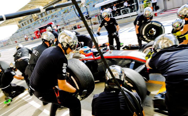 VXH01 MANAMA (BARÉIN), 17/04/2015.- El piloto español de Fórmula Uno, Fernando Alonso, de McLaren Honda, durante los primeros entrenamientos libres en el circuito de Sakhir, cerca de Manama, Baréin, hoy, 17 de abril de 2015. El Gran Premio de Baréin se ce