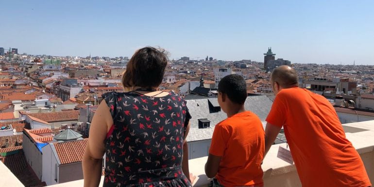 Paula, Hamza y Fernando, contemplando los tejados de Madrid desde los estudios de la SER