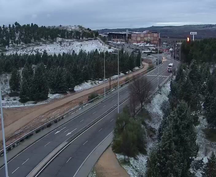 Pequeña acumulación de nieve en las laderas próximas al centro comercial Luz del Tajo de Toledo