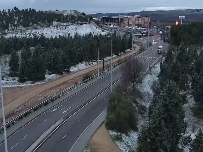 Pequeña acumulación de nieve en las laderas próximas al centro comercial Luz del Tajo de Toledo