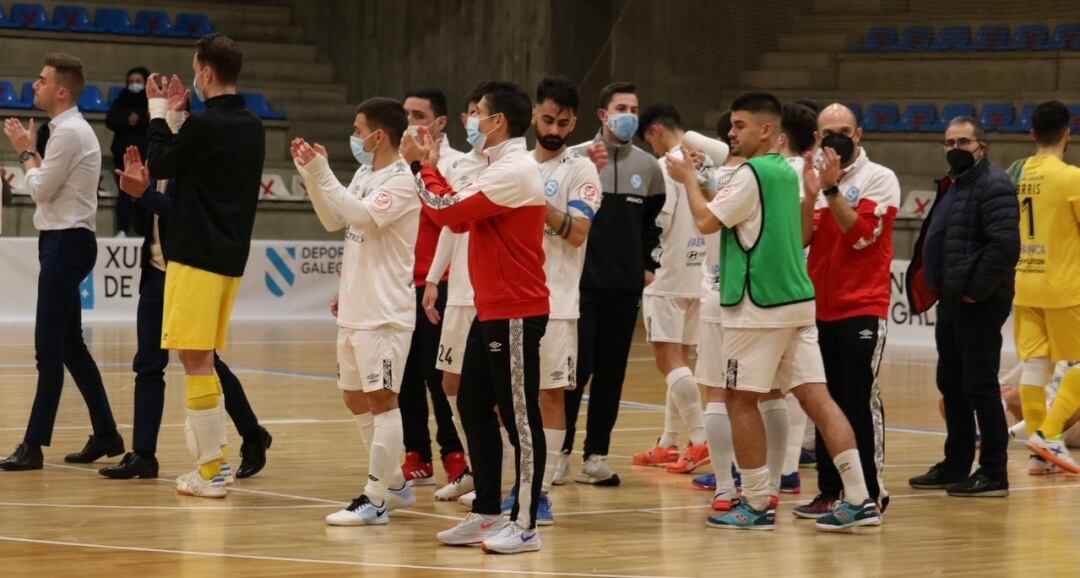 Los integrantes del JERUBEX Santiago Futsal agradecen el apoyo del público a la conclusión del partido