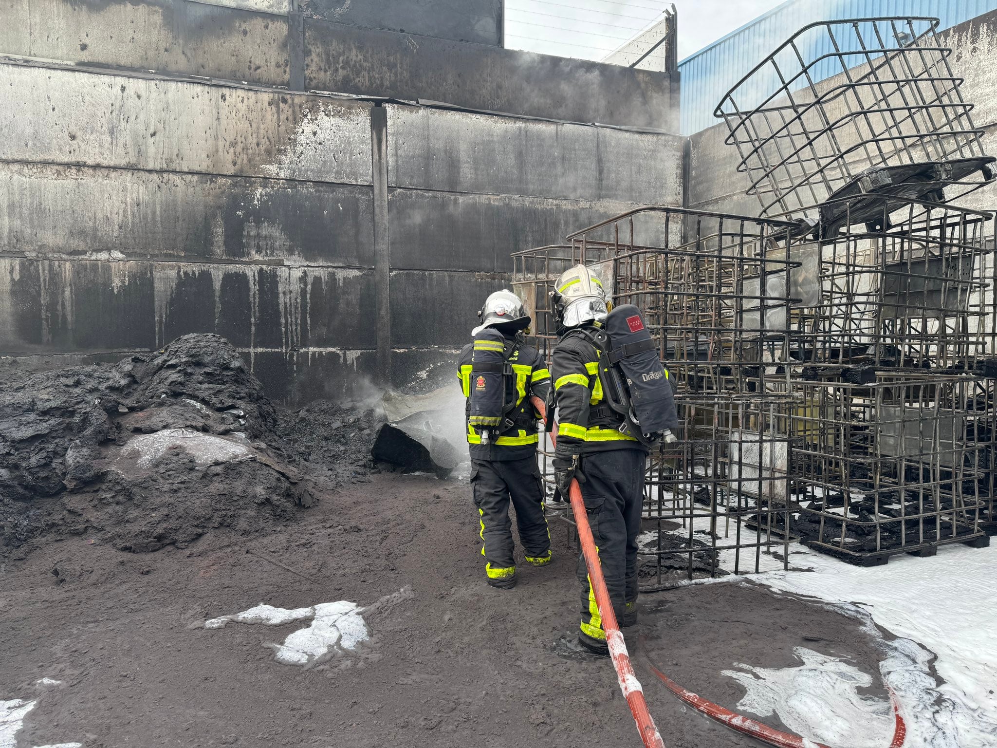 Las llamas han calcinado el patio interior de la nave industrial