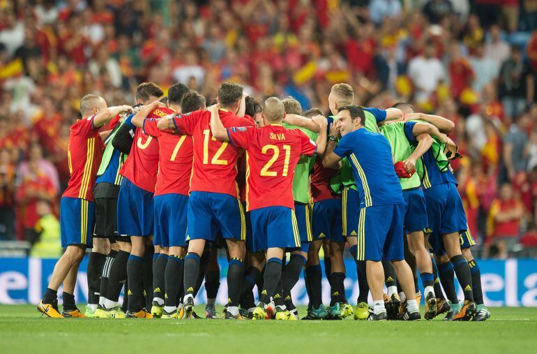 Los jugadores de la selección española celebran la victoria ante Italia en el Bernabéu